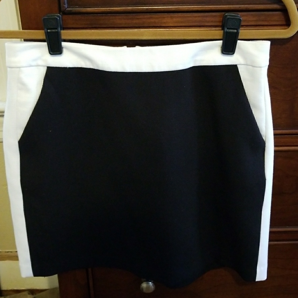 Banana Republic black and white mini skirt